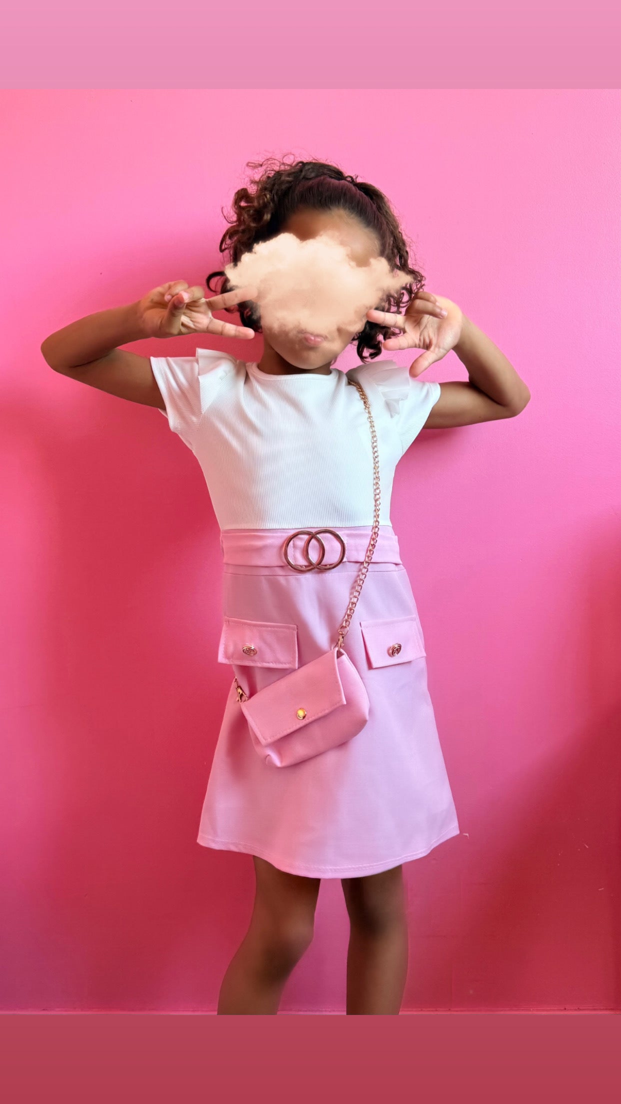 Robe blanche et rose avec petit sac